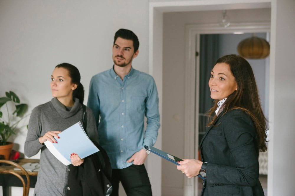 Ungt par på leilighetsvisning